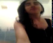 Молодая турочка укрывшись в ванной мастурбирует и дрючит себя большим самотыком